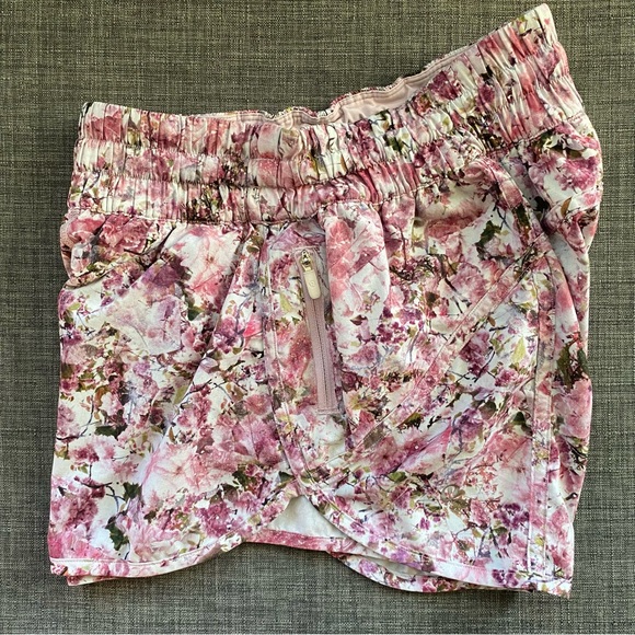🌸LULULEMON TRACKER SHORT V 4”-BLOSSOM SPRITZ MULTI🌸 - Picture 5 of 11